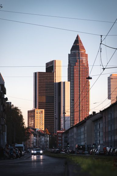 Blick auf moderne Wolkenkratzer in der Abenddämmerung, Straßenlaternen beleuchtet.